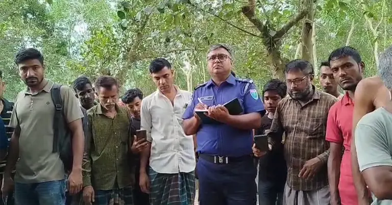 কুপিয়ে হত্যার শিকার ব্যবসায়ীর বাড়িতে স্থানীয় জনতার ভিড়